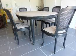 La couleur gris se pose juste au milieu entre le blanc et le noir. Relooking Chaises Et Table En Merisier L Atelier De Nanouchka Relooker Salle A Manger Salle A Manger Merisier Relooker Meuble