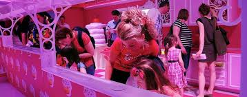 Haus zum kauf in barby (elbe). Barbie Haus In Berlin Eroffnet Frau Protestiert Mit Brennendem Holzkreuz Berlin Tagesspiegel