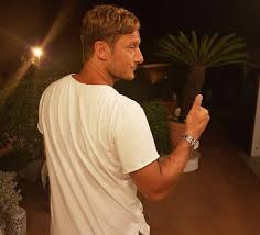 Dopo la foto pubblicata in copertina dal settimanale gente, duramente criticata da papà francesco totti e anche stavolta non è colpa sua, ma di un follower di francesco totti che, nel corso di una diretta instagram dell'ex 10 con la figlia, deve aver. Francesco Totti Lost His Rolex Daytona