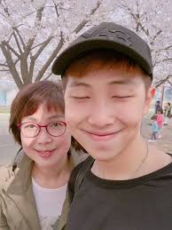 Dengan nama panggungnya v, adalah penyanyi, penulis lagu, dan aktor asal korea selatan. Fakta Fakta Bts ë°©íƒ„ì†Œë…„ë‹¨ Hari Ibu Momen Bts Bersama Ibu Mereka Masing Masing Wattpad