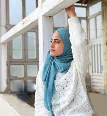 اعتقلت الشرطة الإسرائيلية، الأحد، الناشطة المقدسية منى الكرد من منزلها بحي الشيخ من جانبه، قال نبيل الكرد، في حديث للصحافة، إن الشرطة الإسرائيلية اعتقلت ابنته منى. A6j46zsjd9r4m