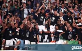 Συγκεκριμένα, οι «ασπρόμαυροι» προσέφεραν μία φανέλα στην παολίνα με. Me Paola H Fiesta Toy Paok Me Paola I Fiesta Tou Paok