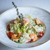 рецепт салата цезарь с курицей и сухариками и пекинской капустой Salat Cezar S Krevetkami Korolevskij Recept Kulinariya Restorannaya Eda Salat Cezar