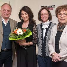 Iris berben is the author of ein jahr ein leben (3.50 avg rating, 4 ratings, 0 reviews, published 2012), eilige nacht (2.50 avg rating, 2 ratings, 0 revi. Iris Berben Gewahrt Einblick In Ihr Leben Landkreis