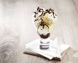 Faites Fondre 100 G De Chocolat Casse En Morceaux Au Bain Marie Ou Au Four A Micro Ondes Ajoutez Le Pralin Deposez 3 Boules De Glace A Ice Cream Desserts Ice