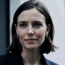 Nora Hale (@norahalehere)