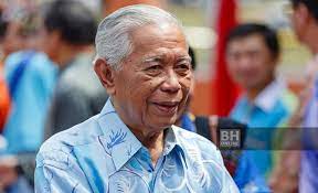 Tun sakaran, 91, from semporna, sabah served as the eighth yang dipertua negeri of sabah from jan 1 1995 to dec 31 2002 and was the eighth chief minister of sabah in 1994. Qiks0pki Hub6m