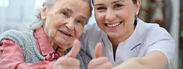 Como contratar um cuidador de idosos profissional - Mão do Amor