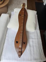 Hi everyone, I found a Medlin 3-string mountain dulcimer
