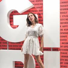 La Robe Blanche Free People Portee Par Millie Bobby Brown Sur Le Compte Instagram Milliebobbybrown Milliebobbybrown Fa Bobby Brown Robe Blanche Robe