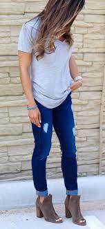 Fall #Outfits Gray Shirt And Distressed Blue Denim Jeans And Pair Of Brown  Leather Boots | Outfit, Kleidung, Blaue Jeans