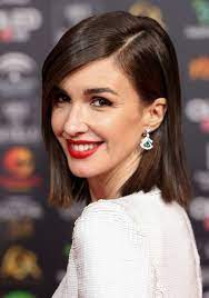 Hace tiempo contó a the cut que aprendió de su madre el truco de ponerse aceite de coco en las puntas antes de lavarse el pelo. 7 Cortes De Pelo Perfectos Para Mujeres De Mas De 40 Anos