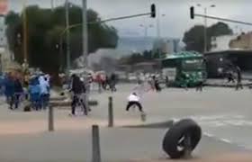 La fiesta del fútbol se vio empañada por los mal llamados hinchas de atlético nacional e independiente santa fe, quienes se recordemos que ella fue quien hizo el saque de honor, en los preámbulos del partido. Santa Fe Vs America Disturbios En Las Afueras Del Campin