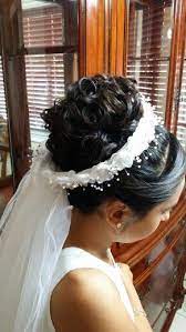 Here the proposal is to leave the hair a little below the shoulders very natural slightly wavy and create a very subtle half ponytail that intertwines. Pin On First Communion Hairstyles