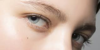 Les cernes légers peuvent être camouflés par du maquillage ou par l'application de crèmes drainantes pour le contour des yeux. Poches Et Cernes Comment Prendre Soin De Son Contour Des Yeux Marie Claire