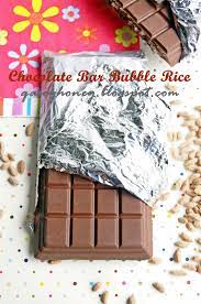 Bentukkan bulat seperti donat dan letakkan coklat cadbury ke dalamnya. Chocolate Bar Bubble Rice Qasey Honey