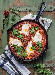 شكشوكة‎, also spelled shakshuka or chakchouka) is a maghrebi dish of eggs poached in a sauce of tomatoes, olive oil, peppers, onion and garlic, and commonly spiced with cumin. Ofen Shakshuka Rezept Orientalisches Pfannengericht S Kuche