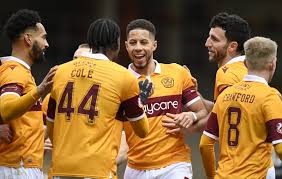 Juega de lateral derecho y su equipo actual es el motherwell f. Stephen O Donnell Signs New Deal Motherwell Football Club