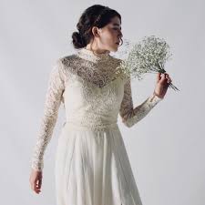 Se sei una sposa più sbarazzina potresti scegliere un abito corto che incornici le gambe, per muoverti liberamente abito da sposa corto asimmetrico. Abiti Su Misura Collezione Sposa E Casual Larimeloom