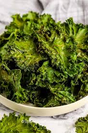 These Kale Chips Are Crispy Flavorful And So Easy To Make Enjoy Snacking On A Crunchy Healthy Snack Witho In 2020 Kale Chip Recipes Green Eating Homemade Kale Chips