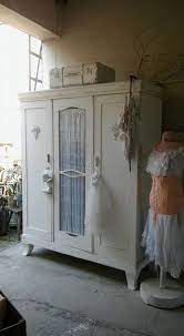 Bevor der anstrich beginnt, befreien sie den schrank mit lauwarmem wasser von schmutz und fettigen stellen. Vintage Schranke Kleiderschrank Shabby Chic Ein Designerstuck Von Krewa Bei Dawanda Kleiderschrank Kleiderschrank Landhausstil Kleiderschrank Vintage