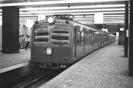 京王線 中型車最後の活躍3 京王線 中型車最後の活躍2 京王線 中型車最後の活躍1 京王線中型車を撮った頃は新宿駅の地下化が完成し地下駅に移行する頃で あの頃に撮ったローカル電鉄風のこの一枚 やっと駅名が分かりました 撮影場所が不明であったが 鉄道 写真