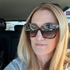 Lauren (@lolobeachit)