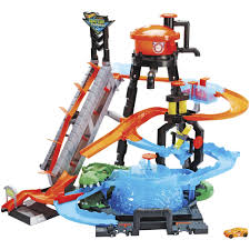 The Hot Wheels Ultimate Gator Car Wash Is Hours Of Fun With A Magic Color Change Element And A Massive Gator At Hot Wheels Ultimate Garage Car Wash Hot Wheels