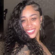 can i see glow in the dark nails? please & thank you. 😊