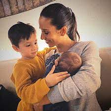 Rita pereira está rendida à maternidade. Fama Show Rita Pereira Mostra Momento De Ternura Entre O Filho E O Afilhado