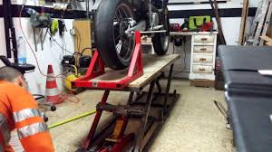 A motorcycle lift table is a device that helps you repair a motorcycle from any side you need without much struggle. Stvarno Oteti Naviknuti Se Diy Bike Lift Livelovegetoutside Com