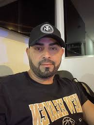 Hi guys, it's me again. It's peak season, and many expats and tourists are  arriving in Medellin these days. My professional experience, which I offer  at affordable prices, is: Tour guide to