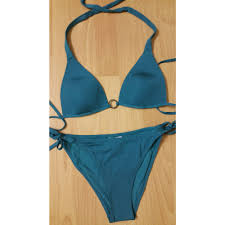 Entrez dans la saison estivale avec la collection de maillots de bain calvin klein homme, comprenant shorts, slips de bain et tous les accessoires indispensables. Maillot De Bain Deux Pieces Calvin Klein Autre Vert 4788948