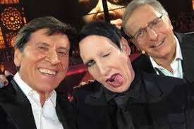 Io e te, laura efrikian si confessa su mentre i suoi capelli grigi fanno tendenza. E Ora Esiste Un Selfie Con Gianni Morandi Paolo Bonolis E Marilyn Manson Flashes Il Post