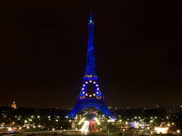 Los turistas en la ciudad del amor pueden tomar tantas fotos como además de que conllevarían gastos multimillonarios cazar a los más de 25 millones de fotógrafos que capturan la belleza de la torre eiffel de noche, más lo. Torre Eiffel De Noche Torre Eiffel De Noche Desde El Troca Flickr