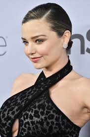 Miranda Kerr khoe bụng bầu quyến rũ tại lễ trao giải Quả cầu vàng 2018