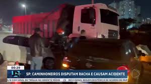 Acidente com caminhões deixa quatro feridos na Ponte Aricanduva, em SP