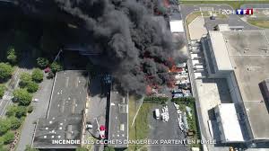 Premiere classe saint ouen l'aumone is a budget friendly hotel offering a flat screen tv and a desk in the rooms, and it is easy to stay connected during your stay as free wifi is offered to guests. Video Incendie D Un Entrepot Dans Le Val D Oise Le Feu Maitrise Les Mesures De Confinement Levees Lci