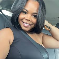 Sis has not stopped with the bikini pics, and the side poses, and many  people can't help but notice that there's something poking back there!