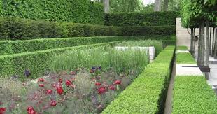 A Garden Dominated By Classic Lines Luciano Giubbilei Work Is A Modern Take On The More Formal Renaissance Landscape Design Chelsea Flower Show Garden Design