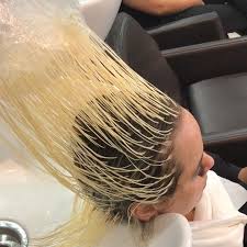 This Woman Got Highlights Using A Frosting Cap And I M Shook At How Good The Results Look Home Highlights Hair Short Hair Highlights Diy Highlights Hair