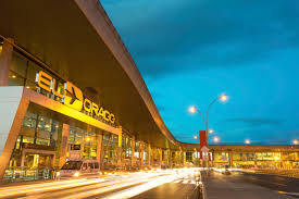 Santiago de cali, de día o de noche, es igual de atractiva con su ritmo salsero y alegre, es una ciudad de clima cálido que ofrece grandes espacios para el turismo y el aeropuerto alfonso bonilla aragón, es el tercer terminal con más movilidad en colombia, ya que recibe y despacha vuelos nacionales e. Los Tres Principales Aeropuertos De Colombia Absolut Viajes