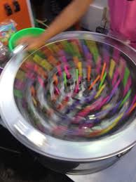Tenang, buat anda yang tertarik dan ingin tahu cara membut eskrim, berikut saya tips menjaga es krim agar tidak cepat mencair. Cara Cepat Membuat Aiskrim Samsuryani