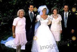 Dec 23, 2020 · prior to his relationship with lee, cuomo was married to a member of america's most famous political dynasty: June 9 1990 Newlyweds Andrew Cuomo And Kerry Kennedy Are Flanked By Their Parents Ethel Skakel Kennedy Left Ethel Kennedy Kennedy Celebrity Wedding Photos
