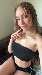 白龍使"吳錦溪仙伯自身牌，結合佛道兩家的法門，在佛曆2566年聚僧人開光加持，正面是仙伯吳錦溪自身，背後是有天官賜福符印、福字袋和貔貅。  泰文:เหรียญเซียนแปะโรงสี รุ่นรวยพันล้าน วัดมะขาม ปี 2566