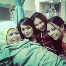 Dan kini saya bersama keluarganya sibuk menguruskan jenazah. Picture 30 Of Rosnah Mat Noor Millifamily