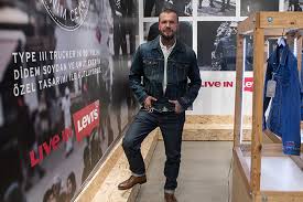 Sevgilisi burak deniz'in olmadığı tatilde modele umut eker ve umut yıldırım eşlik ediyor. Hayatin Ve Sokagin Icinden