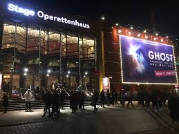 Nach einem theaterbesuch werden molly und sam überfallen. Ghost Das Musical Kunterbunt Und Lebensfroh