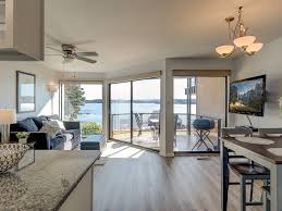 Although it has neighborhoods surrounding it, it offers a secure, private, and peaceful romantic getaway. Lake Hamilton Vacation Rentals Homes Arkansas United States Airbnb