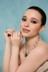 Come Audrey Hepburn, Mikey Madison festeggia Tiffany & Co.: «Ho così tanti  sogni che è impossibile scegliere»